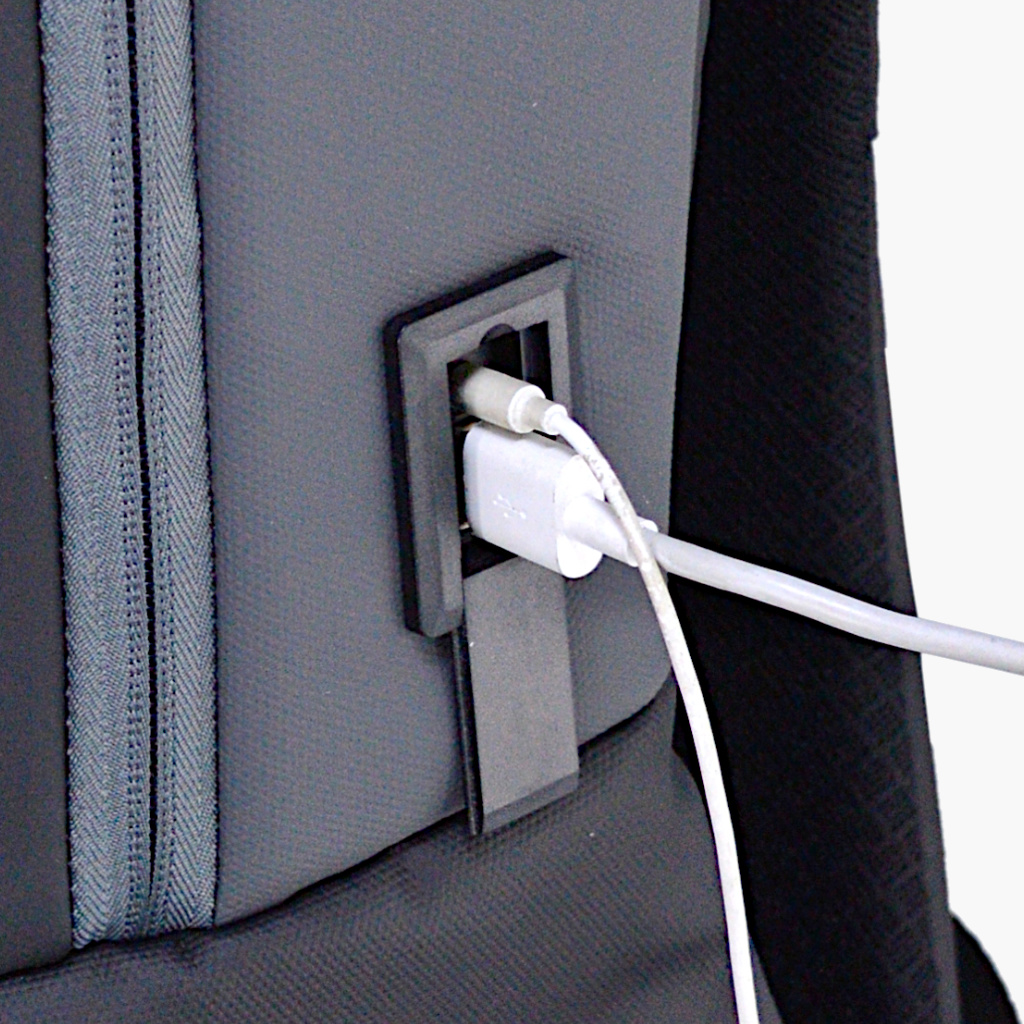 porta USB e jack 3.5 dello zaino uomo