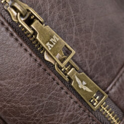 zip con logo aeronautica militare sullo zaino linea pilot