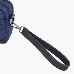 particolare del laccio a mano del borsello linea lightning blu